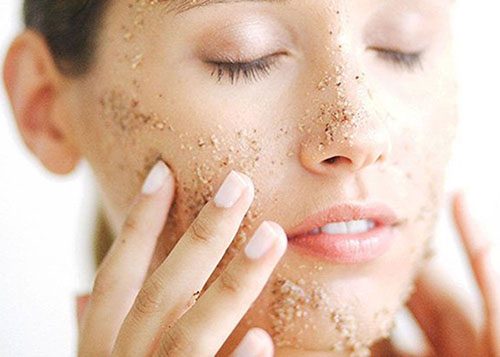 Tẩy da chết là cách chăm sóc da mặt sau khi sinh